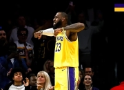 詹姆斯回归赛场，大胜首场状态亮眼，热火观众沸腾！