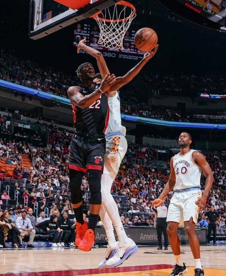 包含欧联杯常规赛对决在即!丹佛掘金演练定位球,圣安东尼奥马刺密集防守应对的词条 包含欧联杯常规赛对决在即!丹佛掘金演练定位球,圣安东尼奥马刺密集防守应对的词条